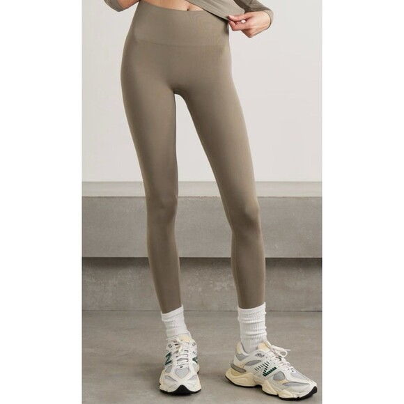 SKIMS Soft Seamless Smoothing Leggings - Truffle - Picture 3 of 7